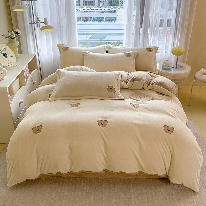 91家纺网 家纺一手货源 找家纺 丽美人家纺 2025新款牛奶绒卡通刺绣系列四件套 嘟嘟熊-米