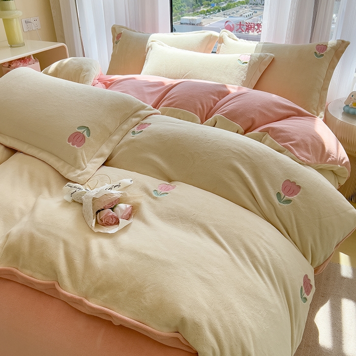 91家纺网 家纺一手货源 找家纺 丽美人家纺 2025新款牛奶绒卡通刺绣系列四件套 郁金香-粉