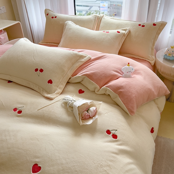 91家纺网 家纺一手货源 找家纺 丽美人家纺 2025新款牛奶绒卡通刺绣系列四件套 小樱桃-粉
