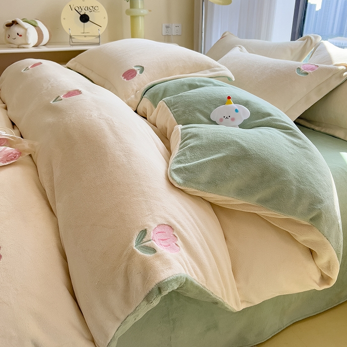 91家纺网 家纺一手货源 找家纺 丽美人家纺 2025新款牛奶绒卡通刺绣系列四件套 郁金香-绿