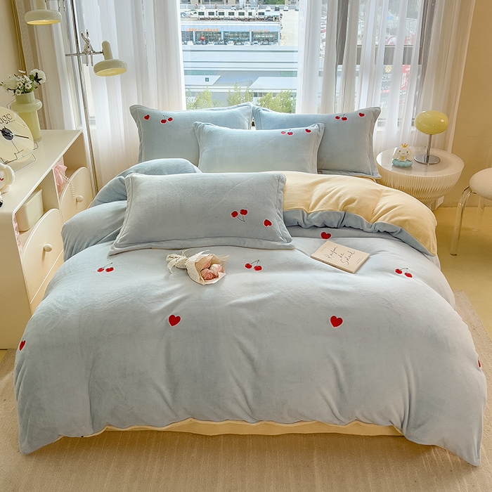 91家纺网 家纺一手货源 找家纺 丽美人家纺 2025新款牛奶绒卡通刺绣系列四件套 小樱桃-蓝