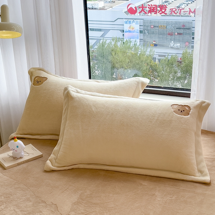 91家纺网 家纺一手货源 找家纺 丽美人家纺 2025新款牛奶绒卡通刺绣系列四件套 嘟嘟熊-米