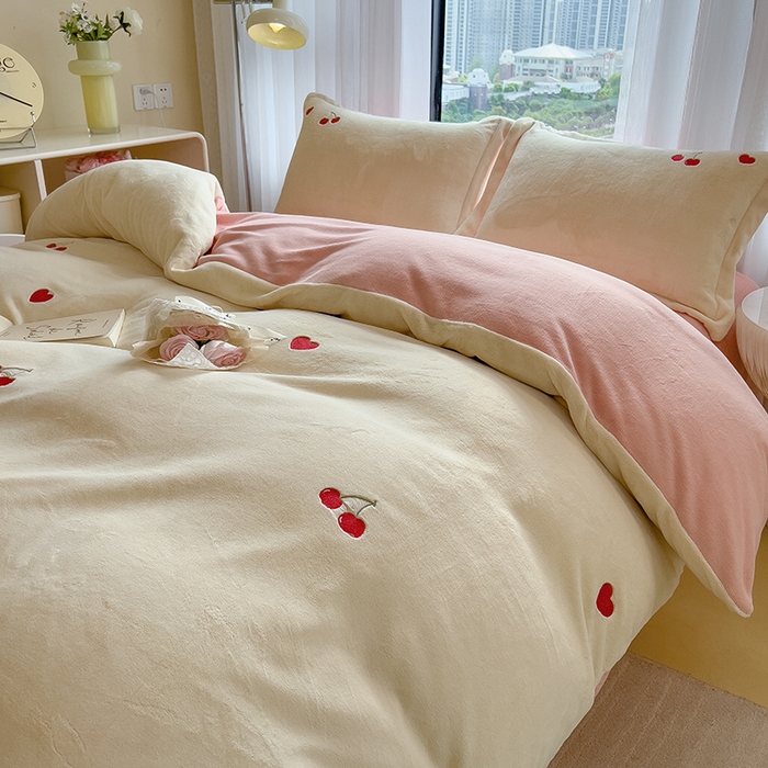 91家纺网 家纺一手货源 找家纺 丽美人家纺 2025新款牛奶绒卡通刺绣系列四件套 小樱桃-粉