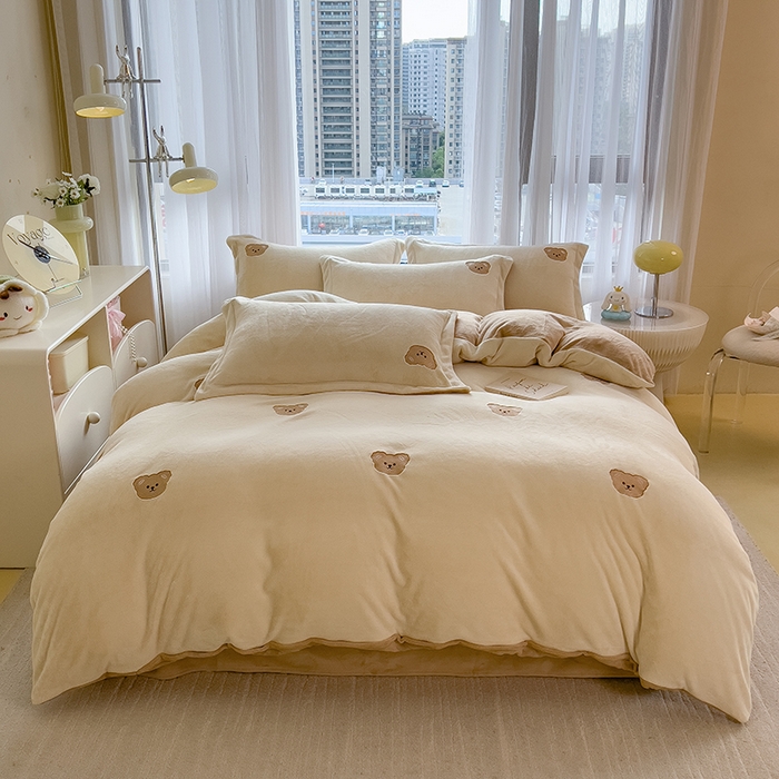 91家纺网 家纺一手货源 找家纺 丽美人家纺 2025新款牛奶绒卡通刺绣系列四件套 嘟嘟熊-米