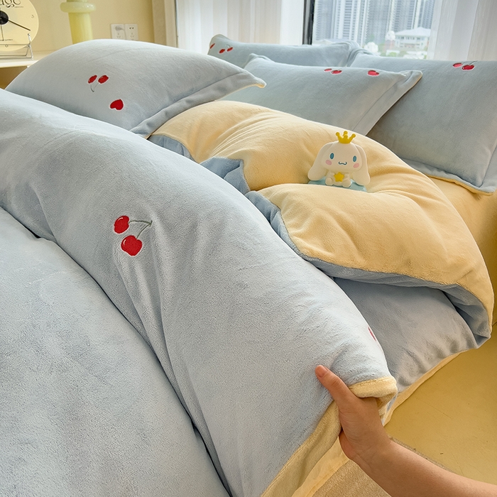 91家纺网 家纺一手货源 找家纺 丽美人家纺 2025新款牛奶绒卡通刺绣系列四件套 小樱桃-蓝