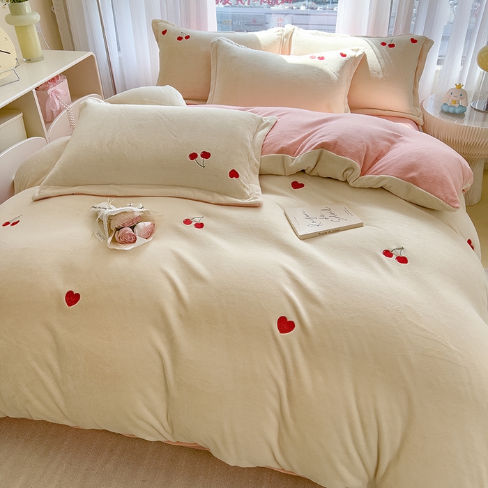 91家纺网 家纺一手货源 找家纺 丽美人家纺 2025新款牛奶绒卡通刺绣系列四件套 小樱桃-粉