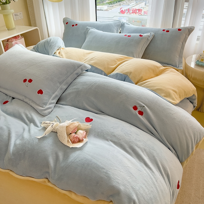 91家纺网 家纺一手货源 找家纺 丽美人家纺 2025新款牛奶绒卡通刺绣系列四件套 小樱桃-蓝