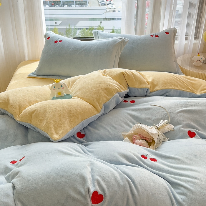 91家纺网 家纺一手货源 找家纺 丽美人家纺 2025新款牛奶绒卡通刺绣系列四件套 小樱桃-蓝