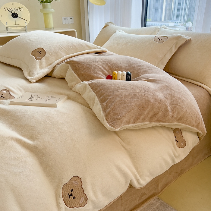 91家纺网 家纺一手货源 找家纺 丽美人家纺 2025新款牛奶绒卡通刺绣系列四件套 嘟嘟熊-米