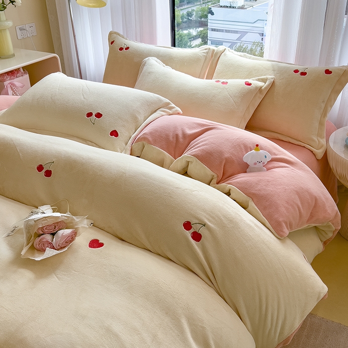 91家纺网 家纺一手货源 找家纺 丽美人家纺 2025新款牛奶绒卡通刺绣系列四件套 小樱桃-粉