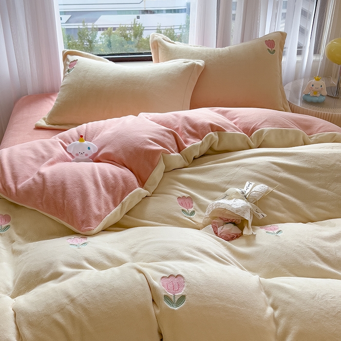 91家纺网 家纺一手货源 找家纺 丽美人家纺 2025新款牛奶绒卡通刺绣系列四件套 郁金香-粉