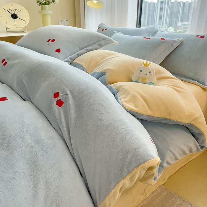 91家纺网 家纺一手货源 找家纺 丽美人家纺 2025新款牛奶绒卡通刺绣系列四件套 小樱桃-蓝