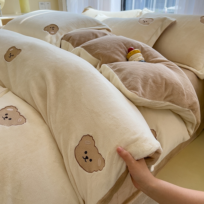 91家纺网 家纺一手货源 找家纺 丽美人家纺 2025新款牛奶绒卡通刺绣系列四件套 嘟嘟熊-米