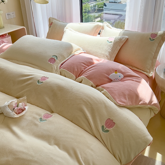 91家纺网 家纺一手货源 找家纺 丽美人家纺 2025新款牛奶绒卡通刺绣系列四件套 郁金香-粉