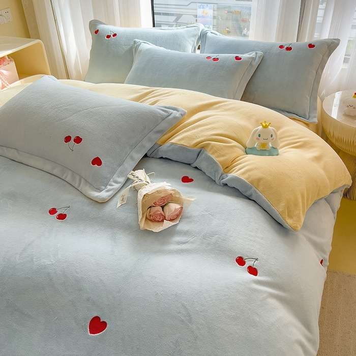 91家纺网 家纺一手货源 找家纺 丽美人家纺 2025新款牛奶绒卡通刺绣系列四件套 小樱桃-蓝