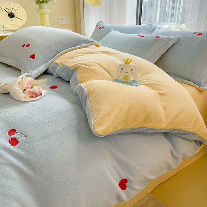 91家纺网 家纺一手货源 找家纺 丽美人家纺 2025新款牛奶绒卡通刺绣系列四件套 小樱桃-蓝