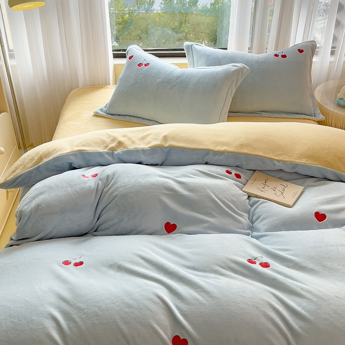 91家纺网 家纺一手货源 找家纺 丽美人家纺 2025新款牛奶绒卡通刺绣系列四件套 小樱桃-蓝