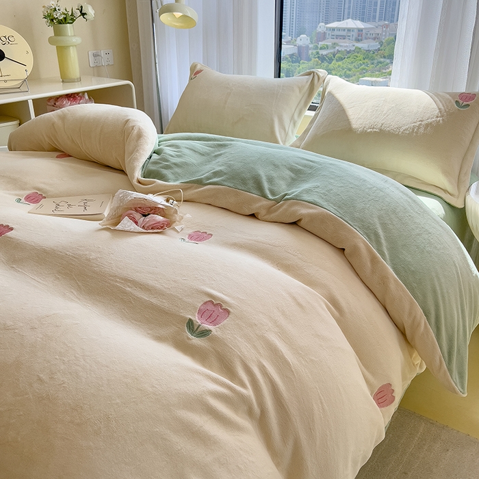 91家纺网 家纺一手货源 找家纺 丽美人家纺 2025新款牛奶绒卡通刺绣系列四件套 郁金香-绿