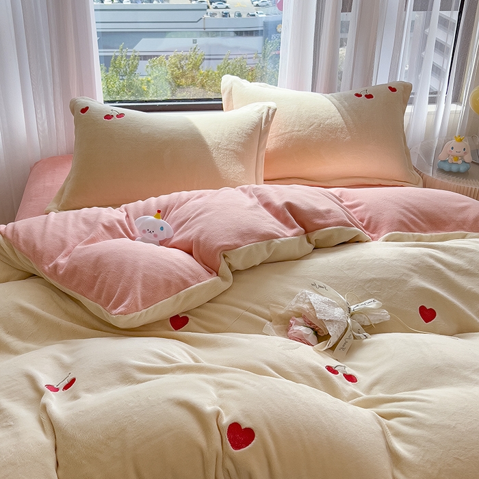 91家纺网 家纺一手货源 找家纺 丽美人家纺 2025新款牛奶绒卡通刺绣系列四件套 小樱桃-粉