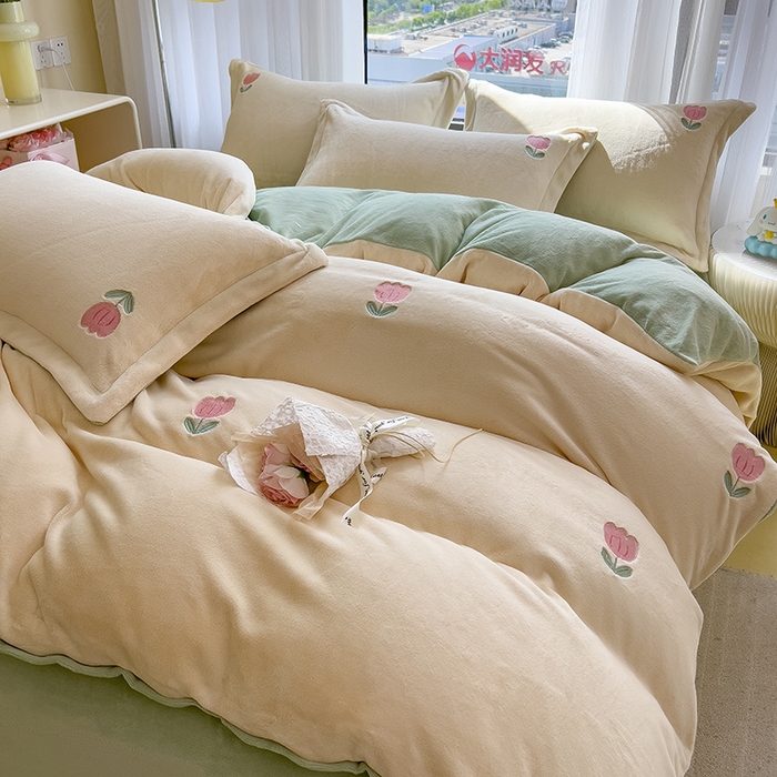 91家纺网 家纺一手货源 找家纺 丽美人家纺 2025新款牛奶绒卡通刺绣系列四件套 郁金香-绿