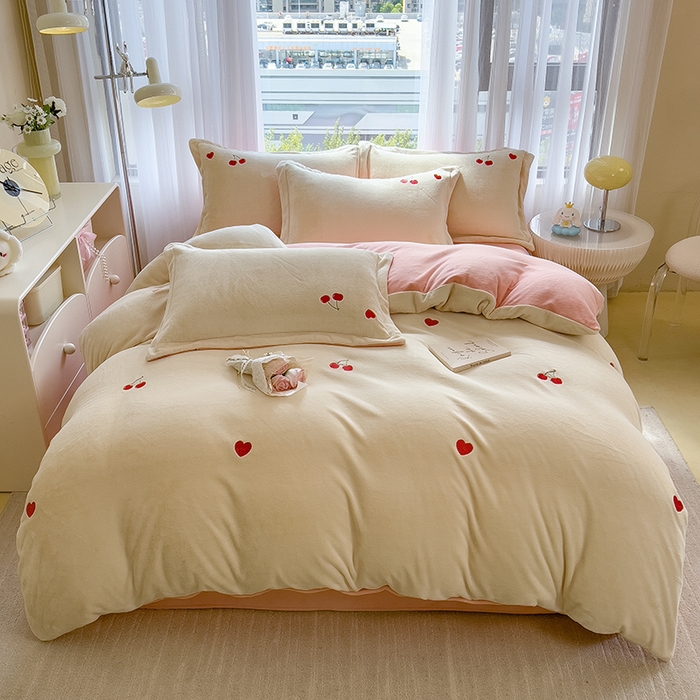 91家纺网 家纺一手货源 找家纺 丽美人家纺 2025新款牛奶绒卡通刺绣系列四件套 小樱桃-粉