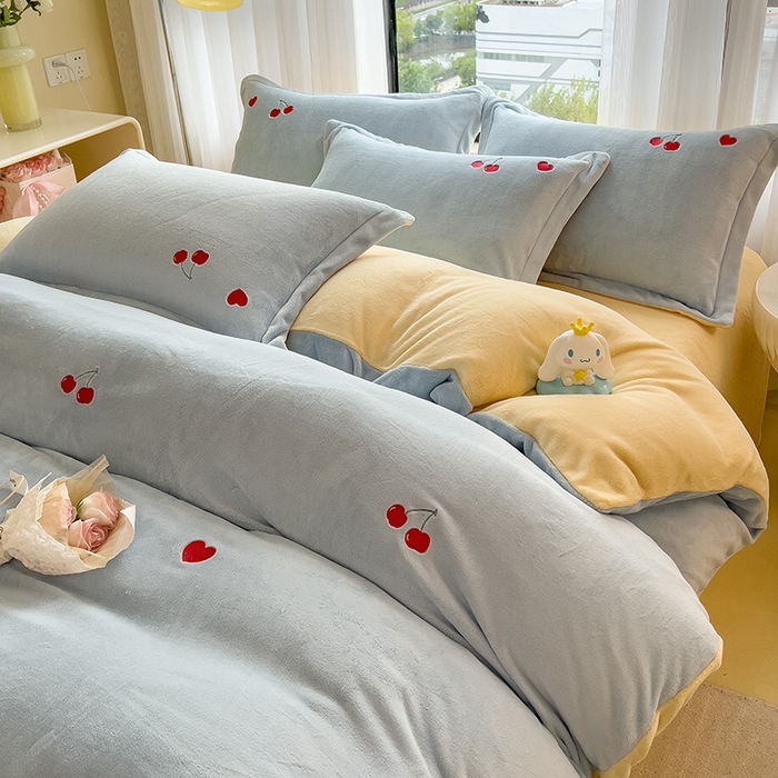 91家纺网 家纺一手货源 找家纺 丽美人家纺 2025新款牛奶绒卡通刺绣系列四件套 小樱桃-蓝