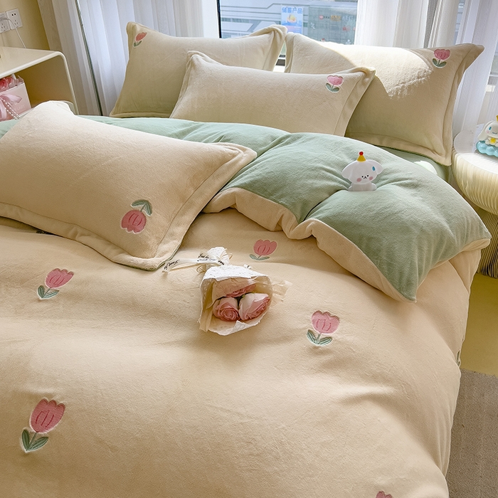 91家纺网 家纺一手货源 找家纺 丽美人家纺 2025新款牛奶绒卡通刺绣系列四件套 郁金香-绿