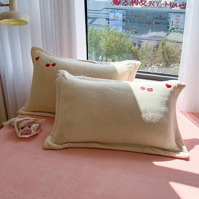 91家纺网 家纺一手货源 找家纺 丽美人家纺 2025新款牛奶绒卡通刺绣系列四件套 小樱桃-粉