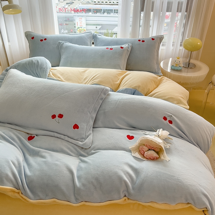 91家纺网 家纺一手货源 找家纺 丽美人家纺 2025新款牛奶绒卡通刺绣系列四件套 小樱桃-蓝