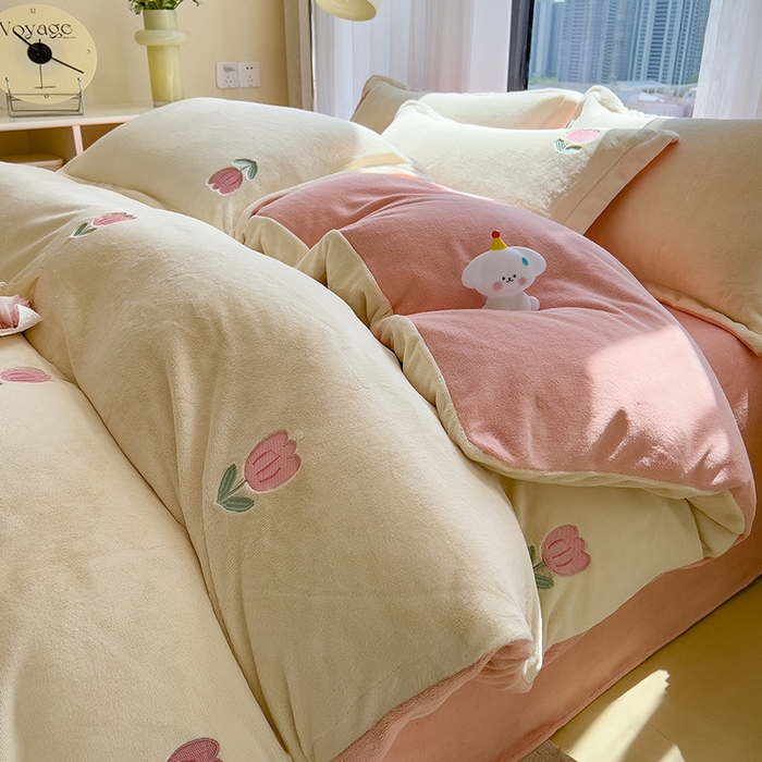 91家纺网 家纺一手货源 找家纺 丽美人家纺 2025新款牛奶绒卡通刺绣系列四件套 郁金香-粉