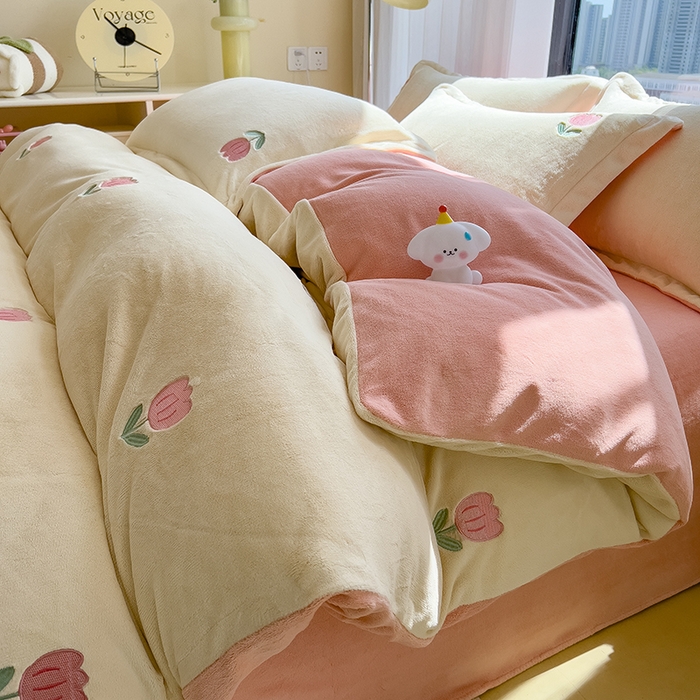 91家纺网 家纺一手货源 找家纺 丽美人家纺 2025新款牛奶绒卡通刺绣系列四件套 郁金香-粉