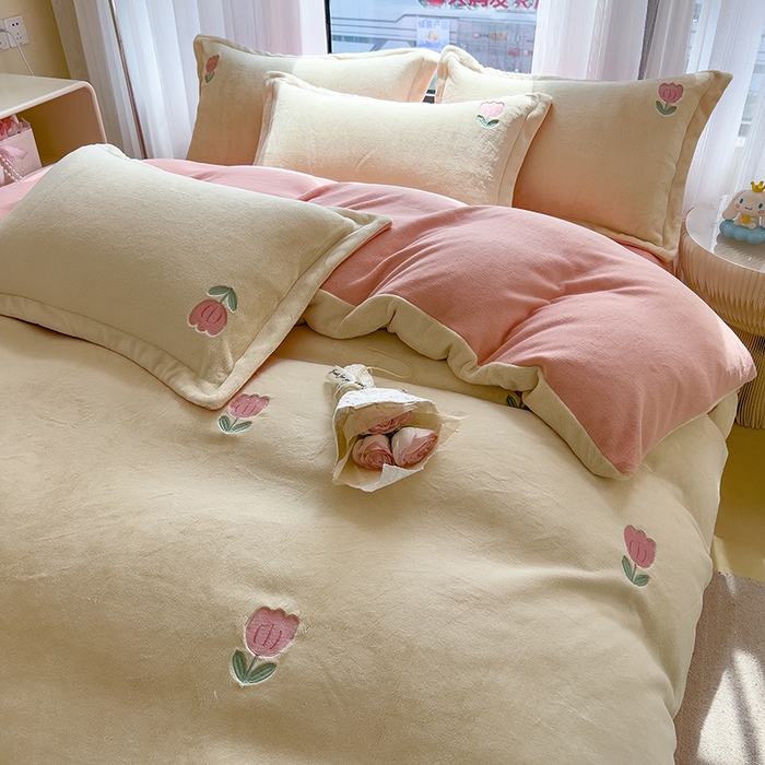 91家纺网 家纺一手货源 找家纺 丽美人家纺 2025新款牛奶绒卡通刺绣系列四件套 郁金香-粉