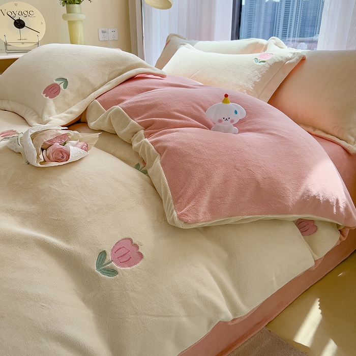 91家纺网 家纺一手货源 找家纺 丽美人家纺 2025新款牛奶绒卡通刺绣系列四件套 郁金香-粉
