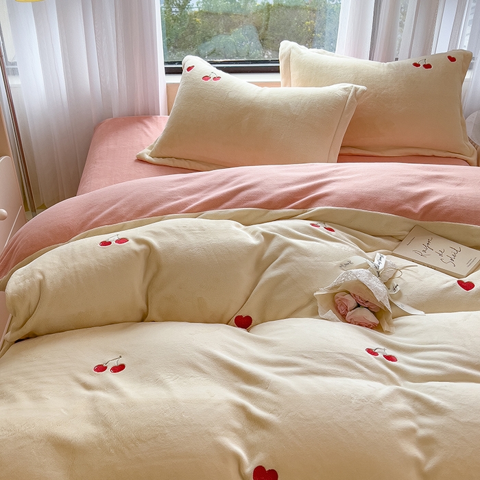 91家纺网 家纺一手货源 找家纺 丽美人家纺 2025新款牛奶绒卡通刺绣系列四件套 小樱桃-粉