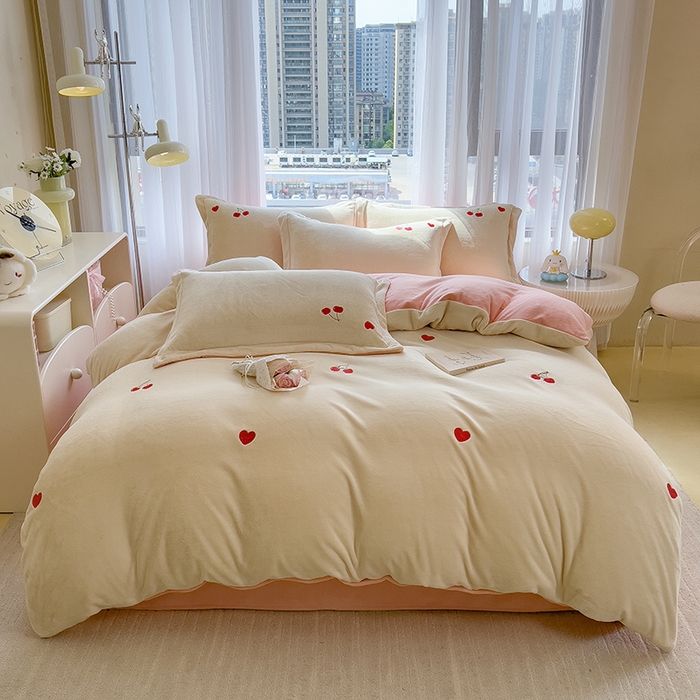 91家纺网 家纺一手货源 找家纺 丽美人家纺 2025新款牛奶绒卡通刺绣系列四件套 小樱桃-粉