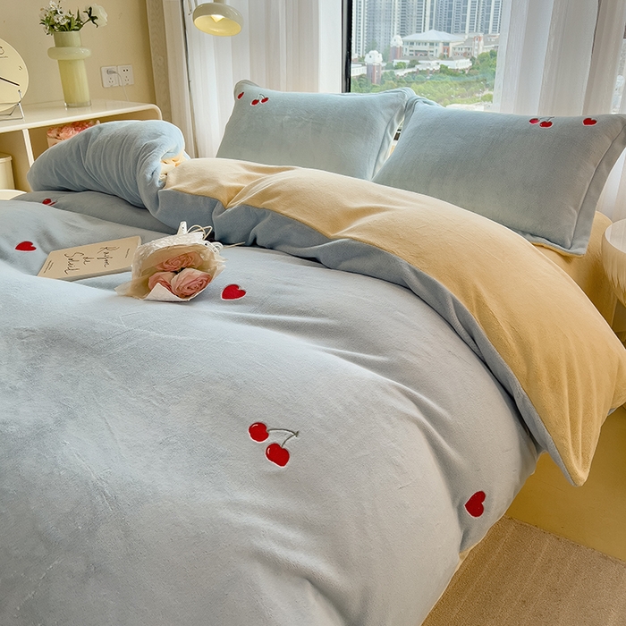 91家纺网 家纺一手货源 找家纺 丽美人家纺 2025新款牛奶绒卡通刺绣系列四件套 小樱桃-蓝