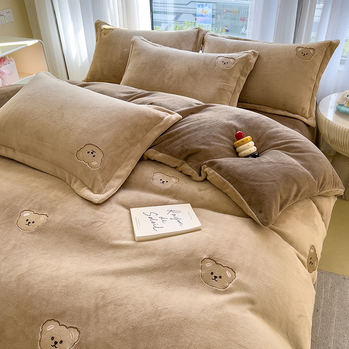 91家纺网 家纺一手货源 找家纺 丽美人家纺 2025新款牛奶绒卡通刺绣系列四件套 嘟嘟熊-咖