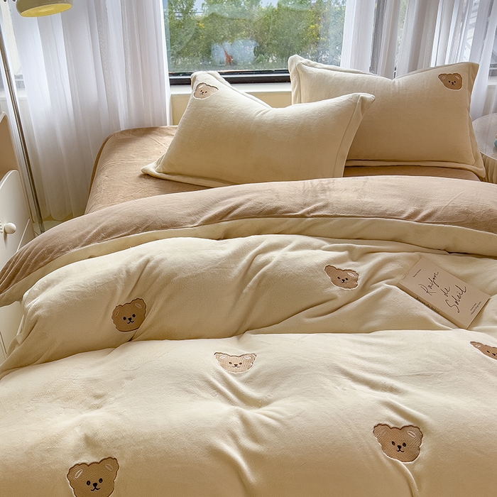 91家纺网 家纺一手货源 找家纺 丽美人家纺 2025新款牛奶绒卡通刺绣系列四件套 嘟嘟熊-米