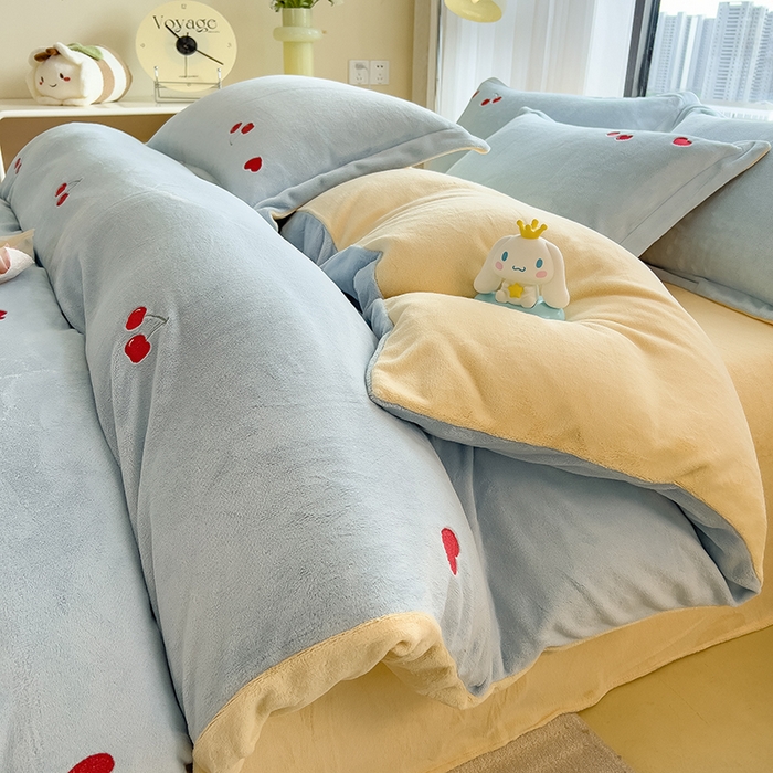 91家纺网 家纺一手货源 找家纺 丽美人家纺 2025新款牛奶绒卡通刺绣系列四件套 小樱桃-蓝