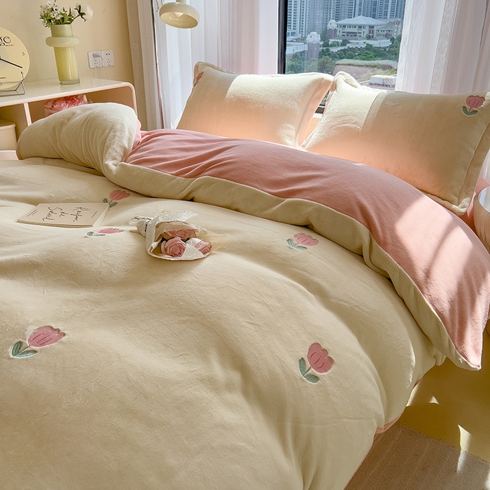 91家纺网 家纺一手货源 找家纺 丽美人家纺 2025新款牛奶绒卡通刺绣系列四件套 郁金香-粉