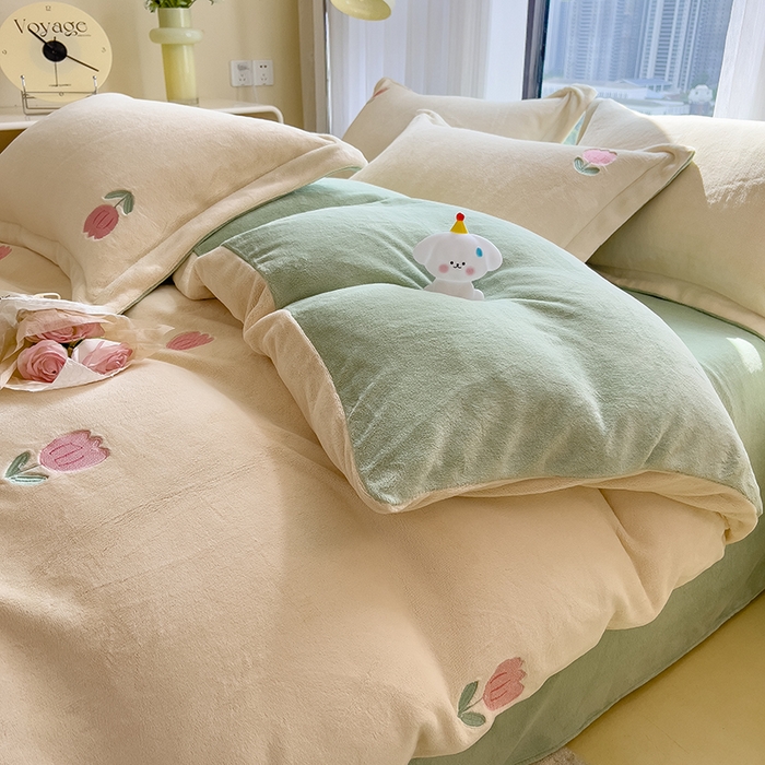 91家纺网 家纺一手货源 找家纺 丽美人家纺 2025新款牛奶绒卡通刺绣系列四件套 郁金香-绿