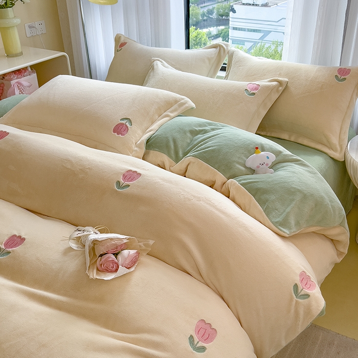 91家纺网 家纺一手货源 找家纺 丽美人家纺 2025新款牛奶绒卡通刺绣系列四件套 郁金香-绿