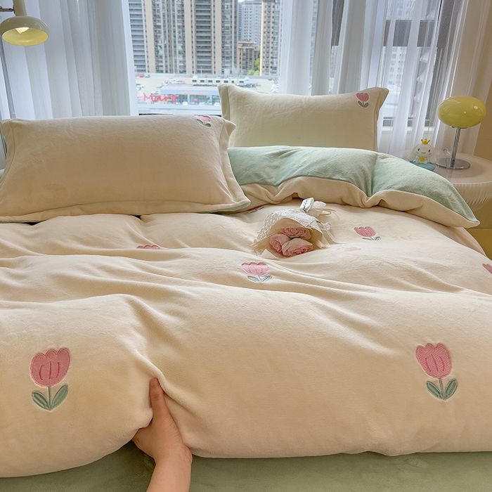 91家纺网 家纺一手货源 找家纺 丽美人家纺 2025新款牛奶绒卡通刺绣系列四件套 郁金香-绿