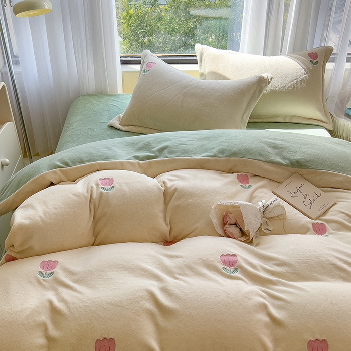 91家纺网 家纺一手货源 找家纺 丽美人家纺 2025新款牛奶绒卡通刺绣系列四件套 郁金香-绿