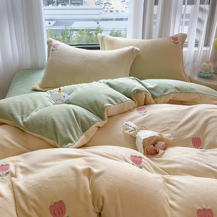 91家纺网 家纺一手货源 找家纺 丽美人家纺 2025新款牛奶绒卡通刺绣系列四件套 郁金香-绿