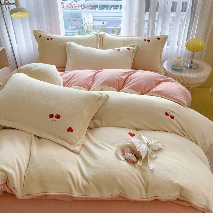 91家纺网 家纺一手货源 找家纺 丽美人家纺 2025新款牛奶绒卡通刺绣系列四件套 小樱桃-粉