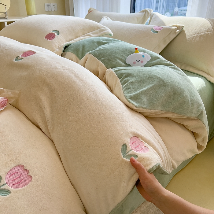 91家纺网 家纺一手货源 找家纺 丽美人家纺 2025新款牛奶绒卡通刺绣系列四件套 郁金香-绿