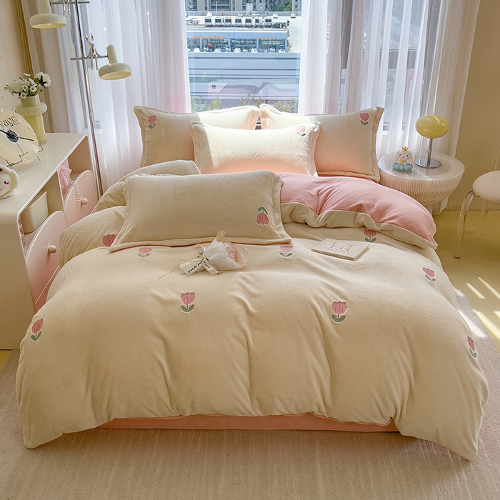 91家纺网 家纺一手货源 找家纺 丽美人家纺 2025新款牛奶绒卡通刺绣系列四件套 郁金香-粉