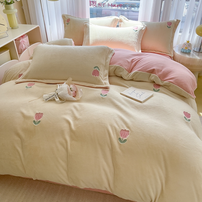 91家纺网 家纺一手货源 找家纺 丽美人家纺 2025新款牛奶绒卡通刺绣系列四件套 郁金香-粉