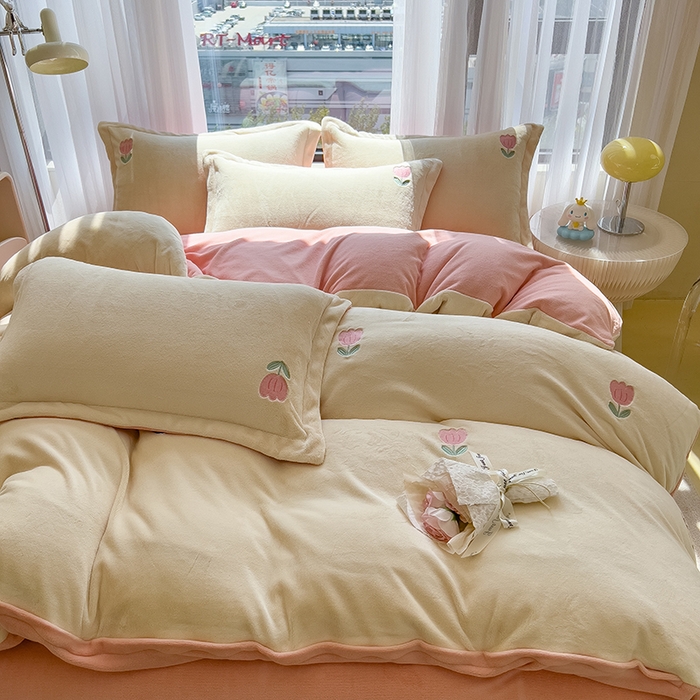 91家纺网 家纺一手货源 找家纺 丽美人家纺 2025新款牛奶绒卡通刺绣系列四件套 郁金香-粉